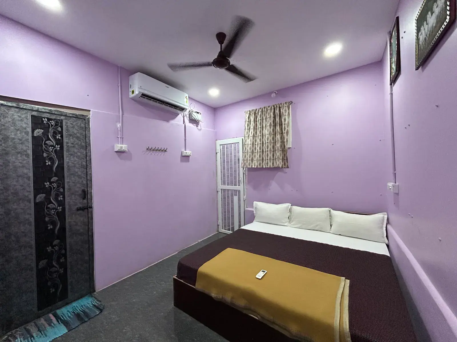 SHA King Room with a king-size bed, air conditioning and a decorative door